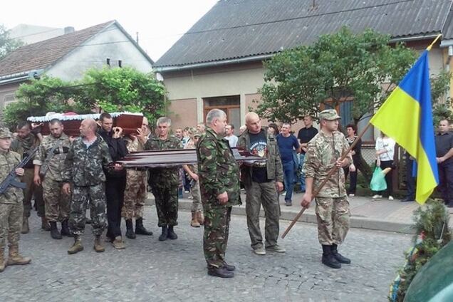 І небо плаче: Хуст проводжає в останню путь полеглого бійця 'Дока'. Фото