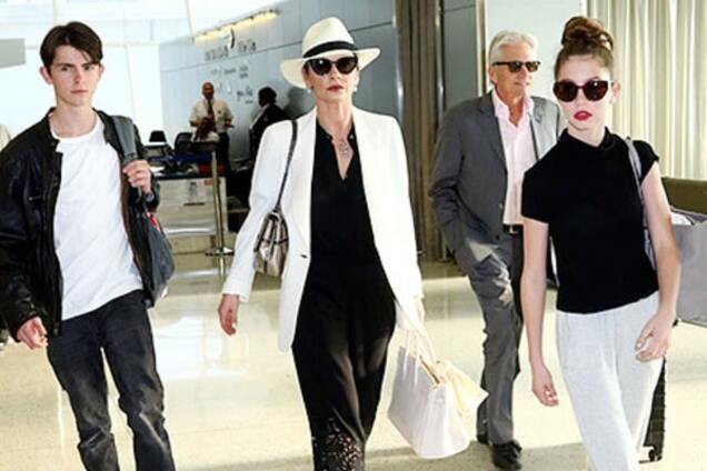 Юная модница: дочка Кэтрин Зеты-Джонс стала невероятно похожа на маму