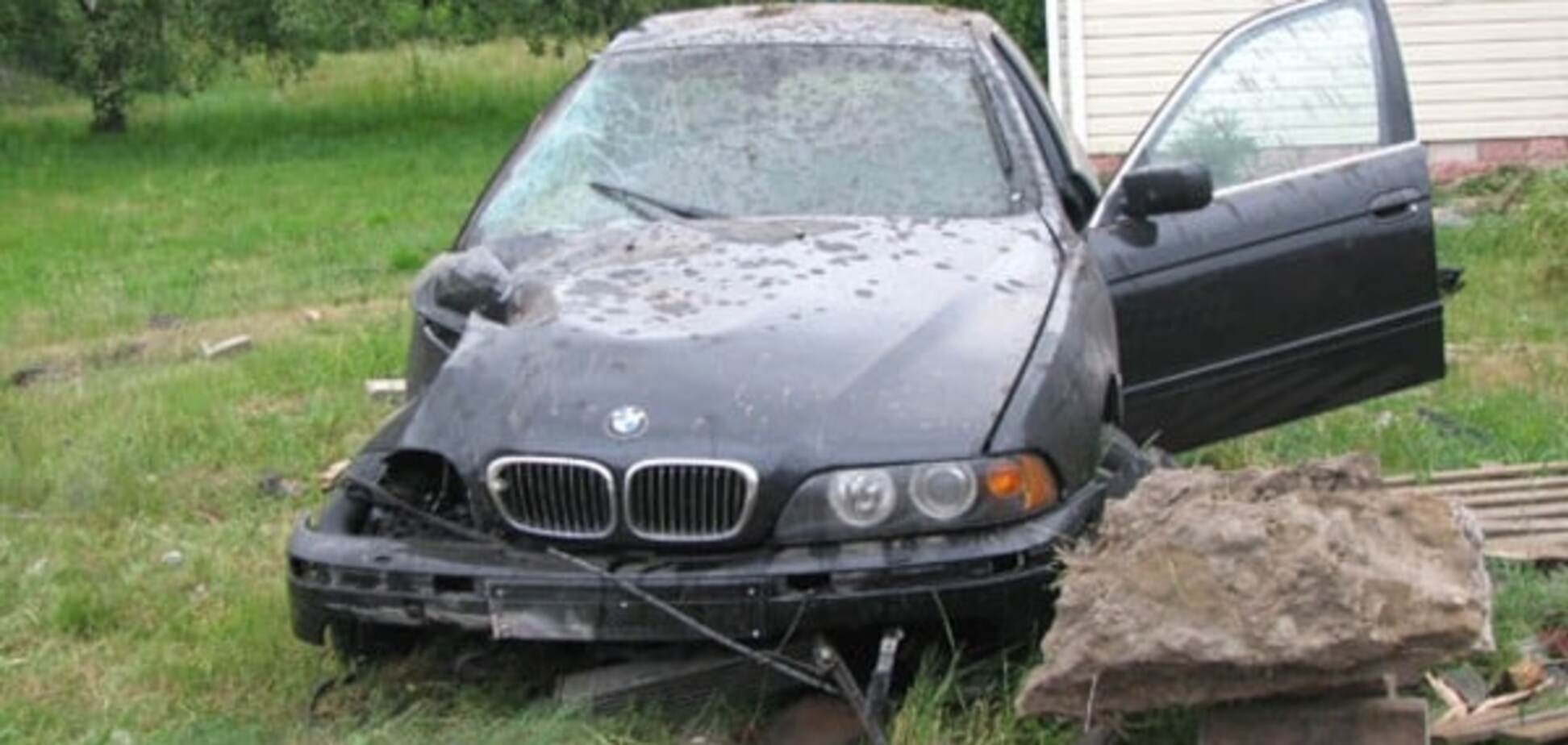 Дві ДТП на Рівненщині: 'BMW' розтрощило паркан, а 'Chevrolet' злетів у кювет і перекинувся. Фото