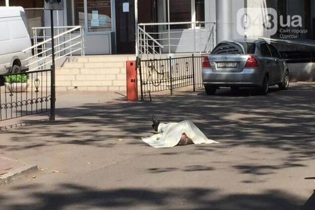 Умер прямо на улице: на Одещине не смогли спасти мужчину