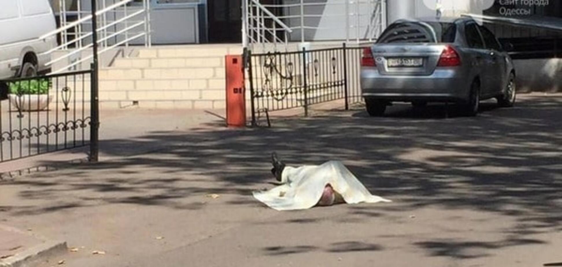 Умер прямо на улице: на Одещине не смогли спасти мужчину