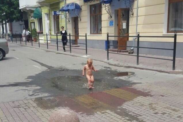 Горе-батька малюка, який купався на асфальті голяка, притягнуть до відповідальності - місцева влада