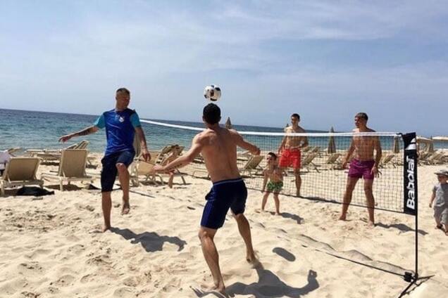 Евро-2016. 'А мы тут нервничаем': в сети пристыдили сборную Украины, вспомнив фото роскошной подготовки