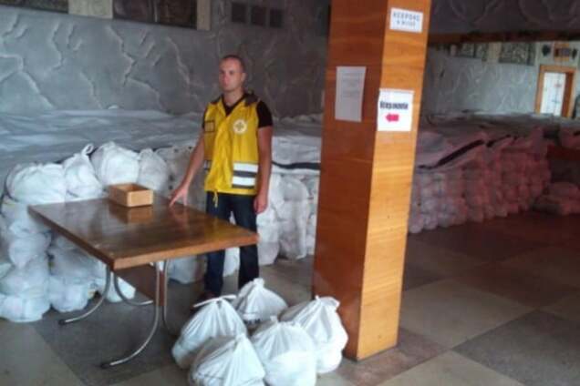 На линии огня: в Марьинку доставили помощь для мирных жителей