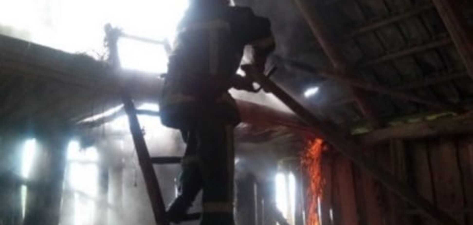 Пожежа на Тернопільщині: блискавка влучила у будинок. Фото