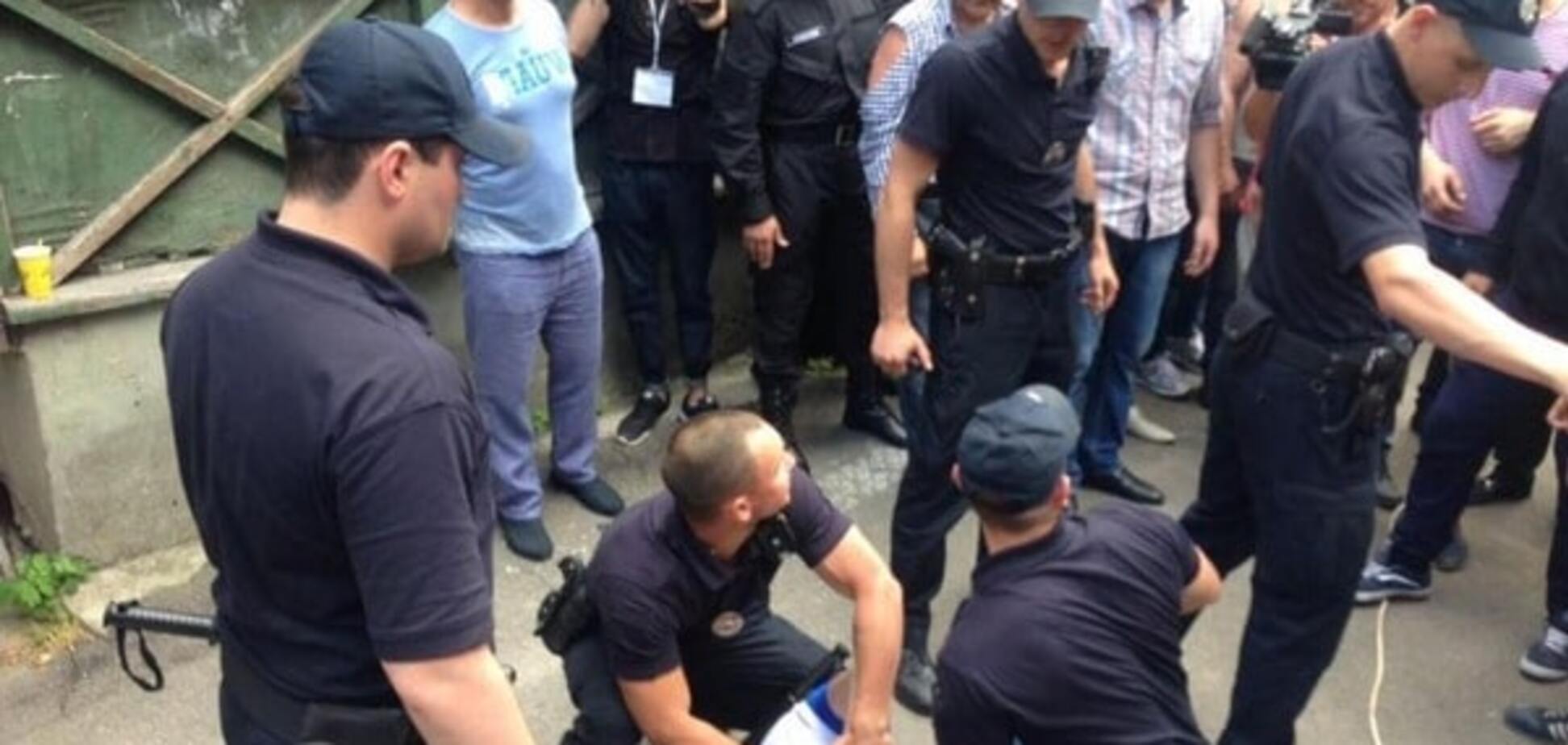 Избили патрульного: в Одессе произошла массовая драка из-за стройки во дворе