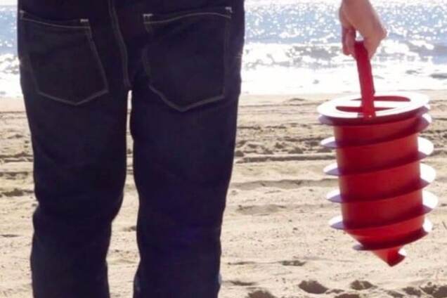 Гениальное изобретение: придуман простой сейф для пляжа