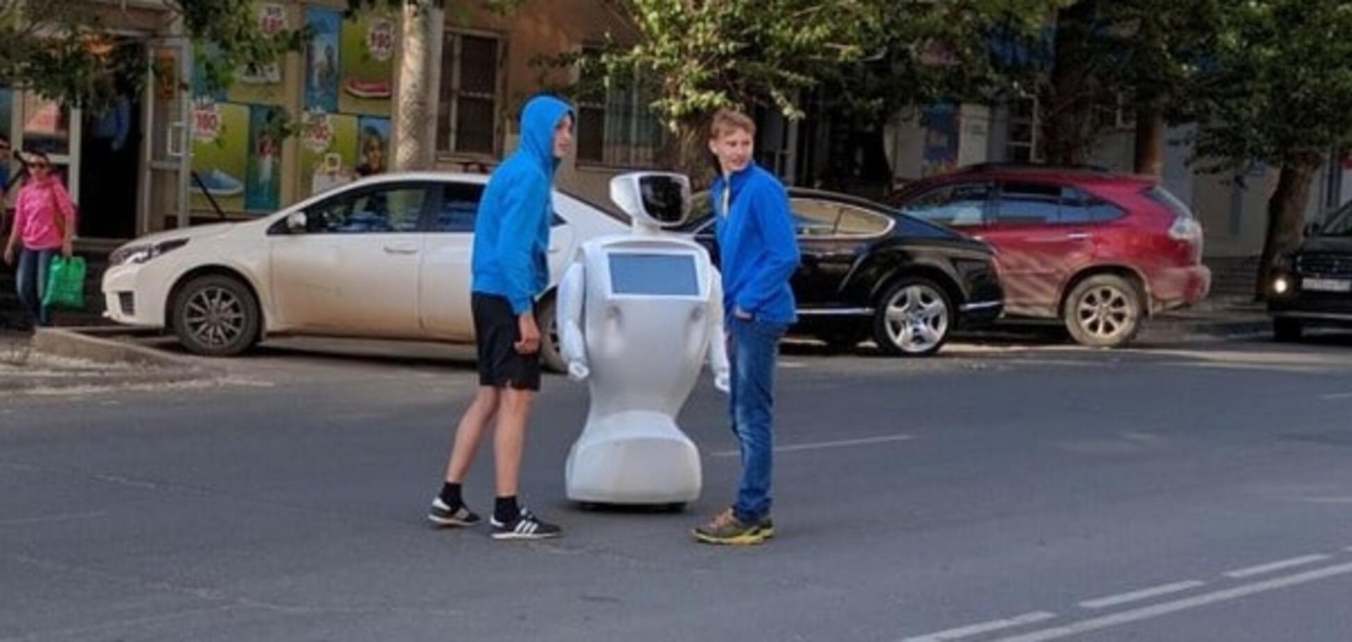 Робот сбежал из лаборатории гулять по городу: опубликованы фото и видео