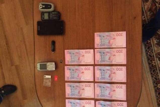 10 тысяч на двоих: в Харькове задержали на взятке майора и капитана полиции. Фото