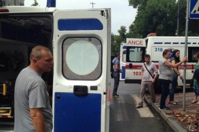 На Контрактовой площади часть дома упала на прохожих: есть пострадавшие