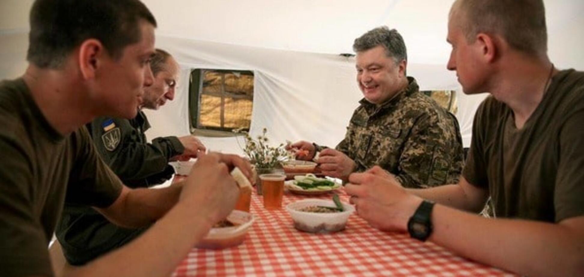 Підкріпився з хлопцями: Порошенко пообідав із нацгвардійцями на полігоні