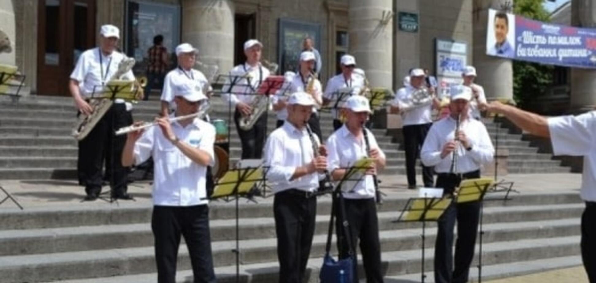 Тернополян та гостей міста розважав муніципальний духовий 'Оркестр Волі'. Відео