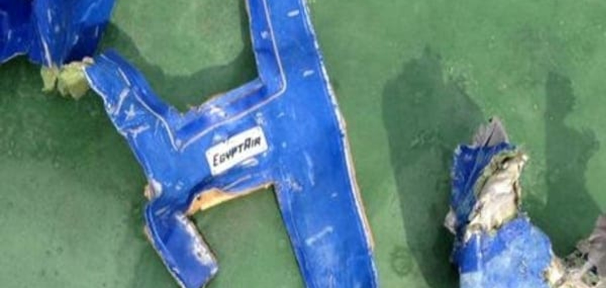 'Чорні скриньки' з літака EgyptAir сильно пошкоджені