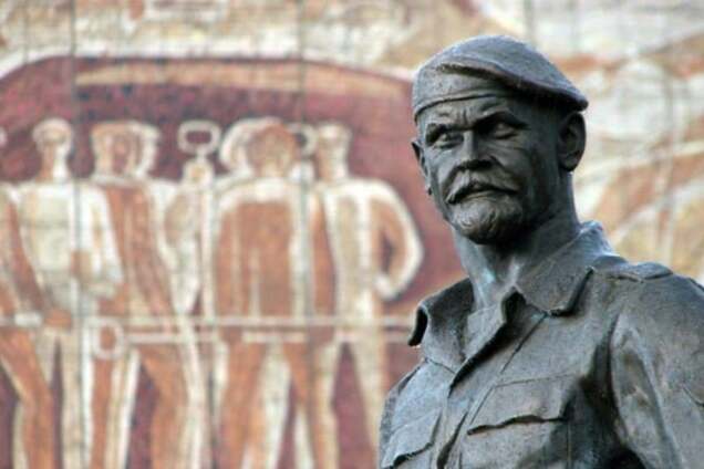 пам\u0027ятник Мозговому