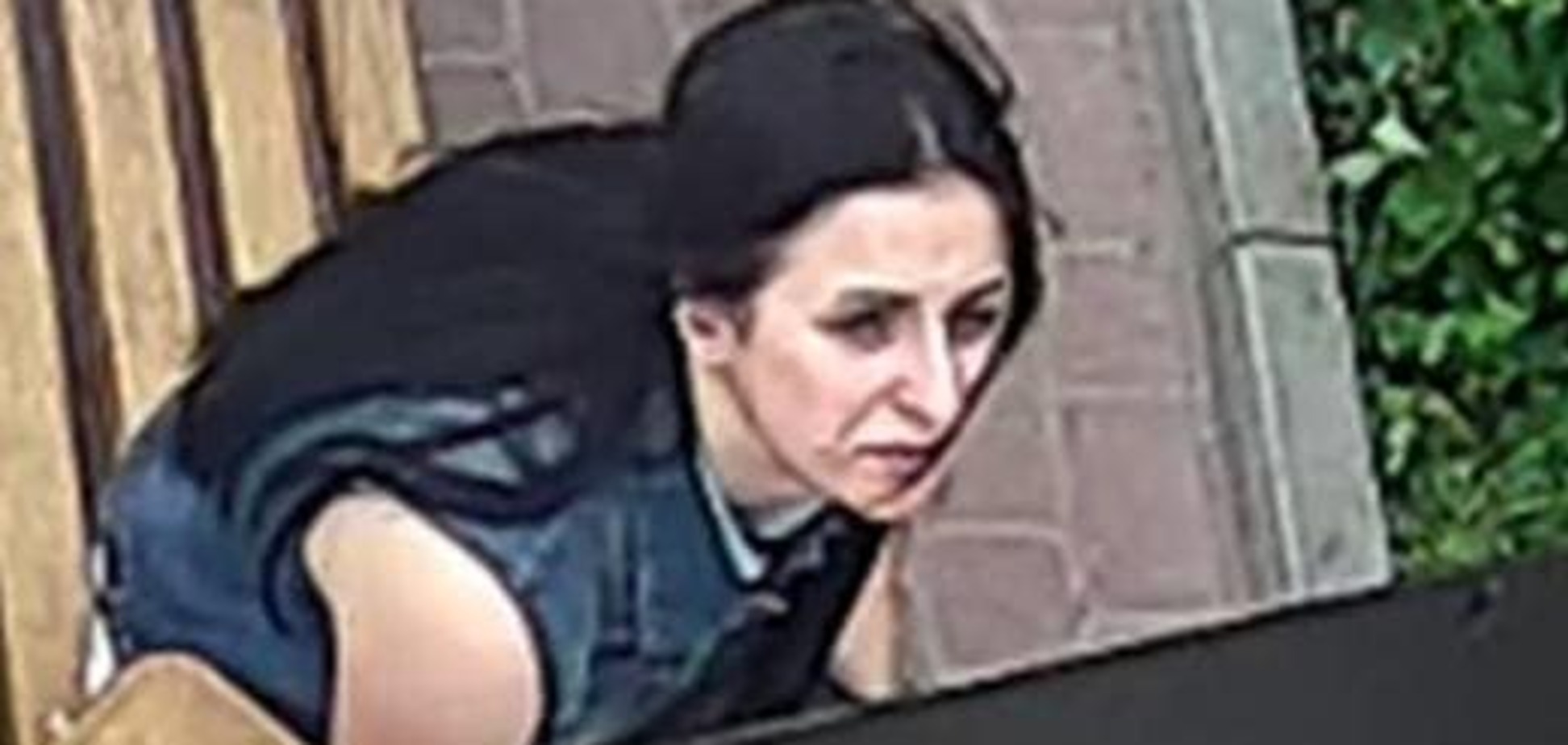 Поліція Тернополя розшукує жінку, яка вкрала iPhone біля 'сонячного' дерева. Відео з камер спостережень