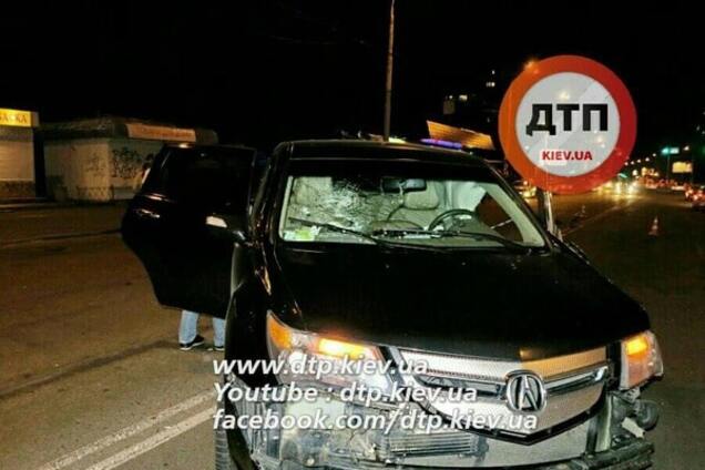 У Києві водій на Audi жорстко протаранив Acura і втік із місця ДТП