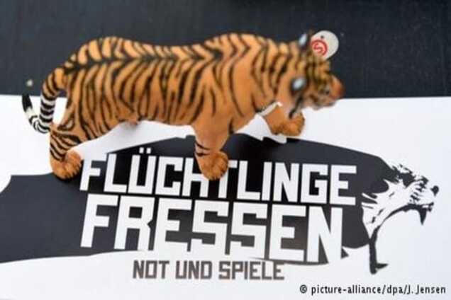 'Зжерти біженців' - провокативна акція німецьких художників з тиграми