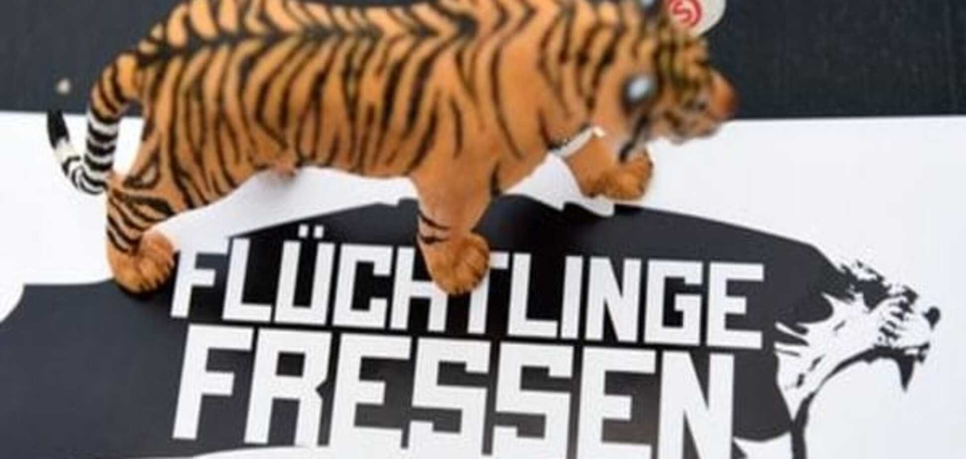 'Зжерти біженців' - провокативна акція німецьких художників з тиграми