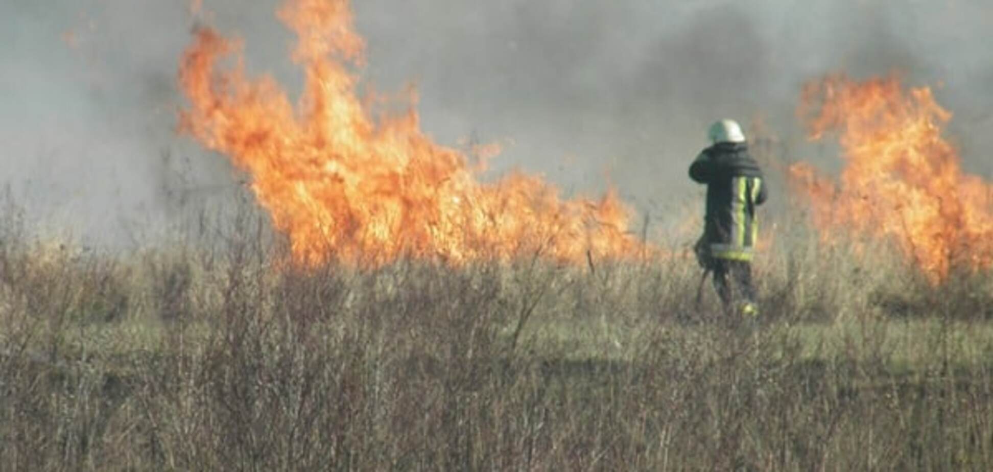 Спасатель ликвидирует пожар