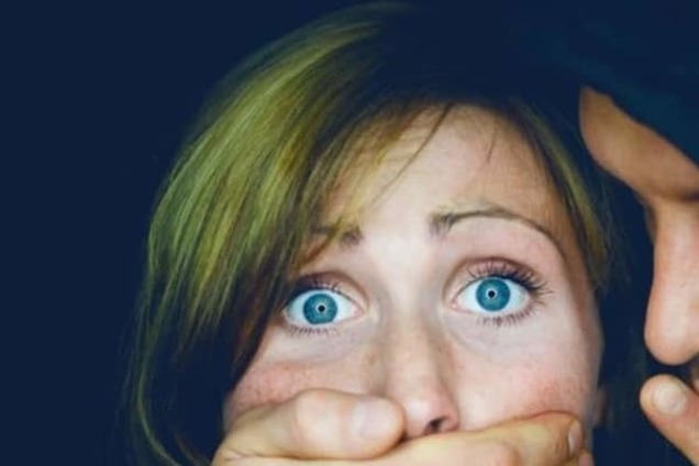 Спрятался на дереве: в Житомире ранее судимый мужчина изнасиловал и ограбил девушку