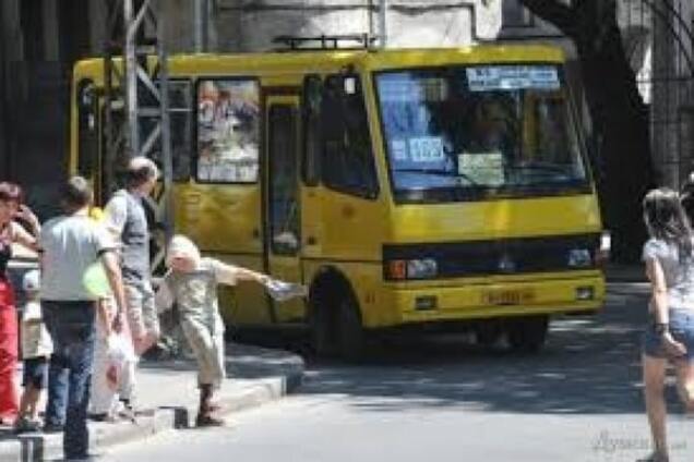 Впал в буйство: в Одессе пассажиры обвинили водителя маршрутки в неадекватности