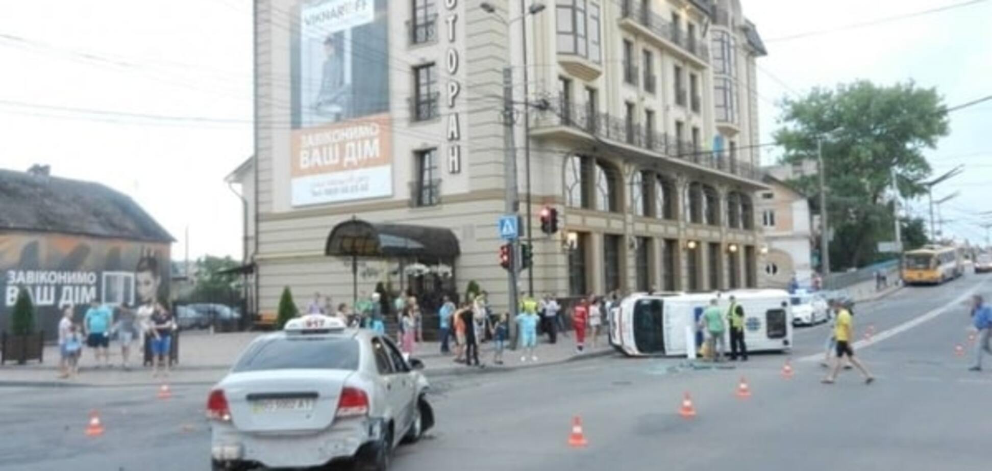 ДТП у Тернополі: 'швидка' зіткнулась з таксі та перекинулася. Постраждали медики. Фото та відео
