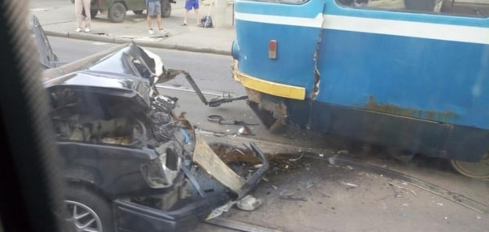 Всмятку: в Одессе 'Мерседес' врезался в трамвай. Фото