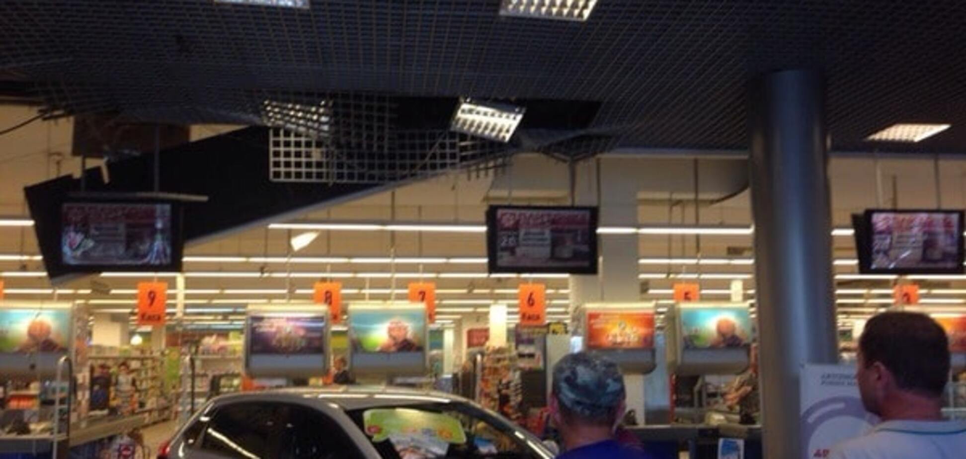 Во Львове обрушился потолок торгового центра: фоторепортаж с места ЧП
