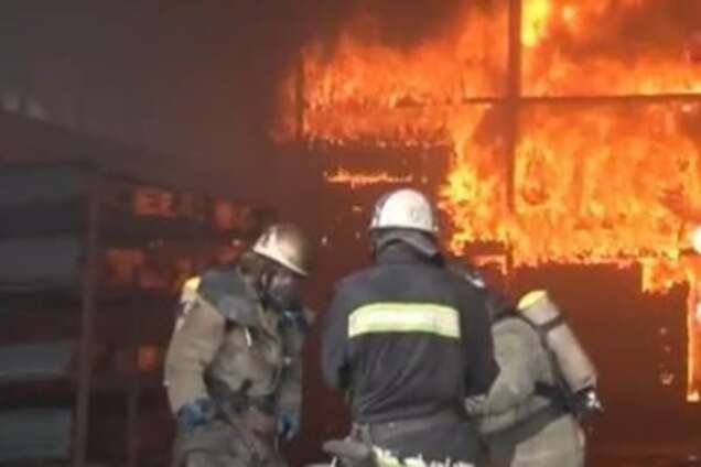 'Їдкий дим по всьому місту': в Дніпрі спалахнула масштабна пожежа. Опубліковано відео