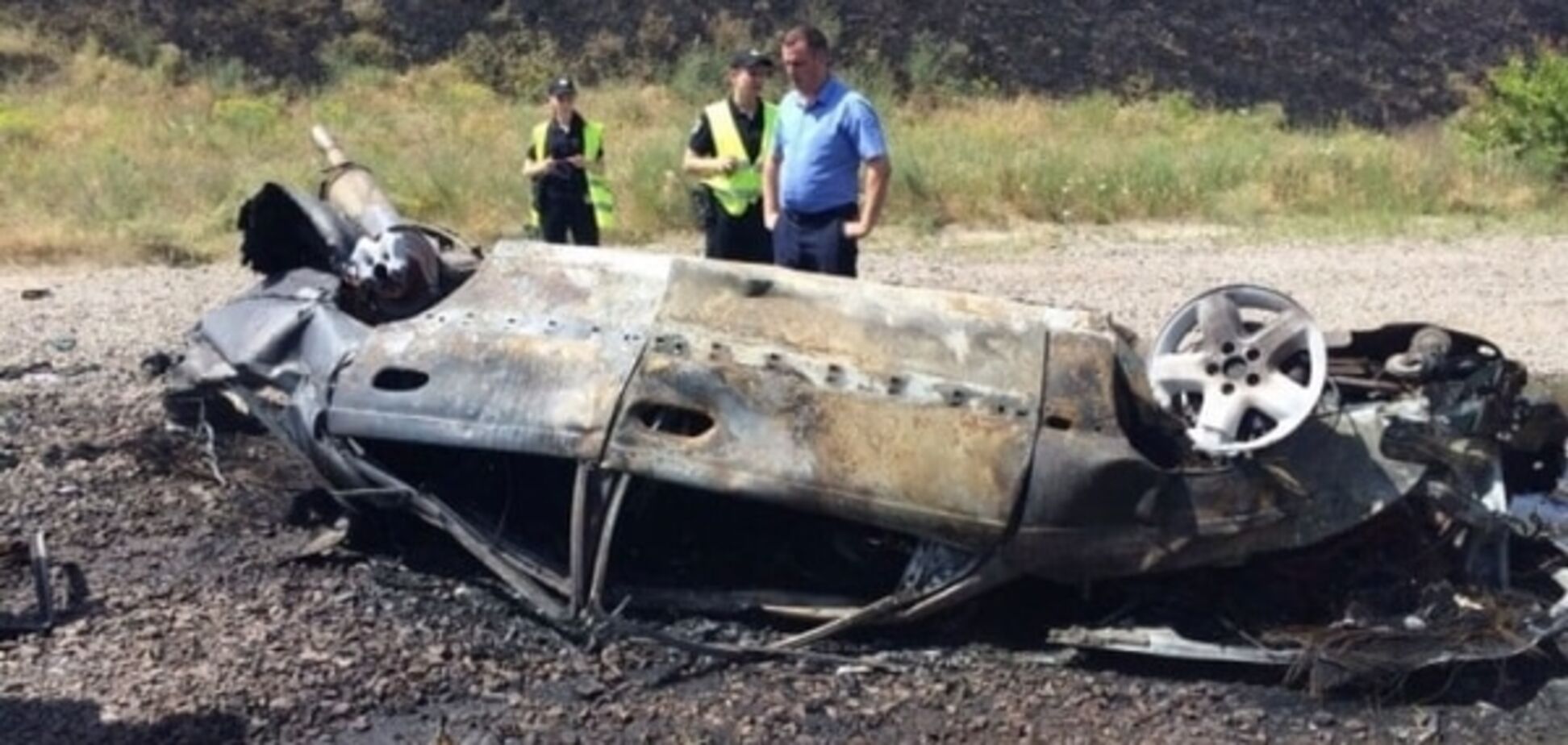Смертельное ДТП: в Днепре автомобиль слетел с дороги и загорелся