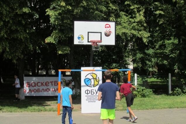 ФБУ продолжает проект по установке баскетбольных конструкций