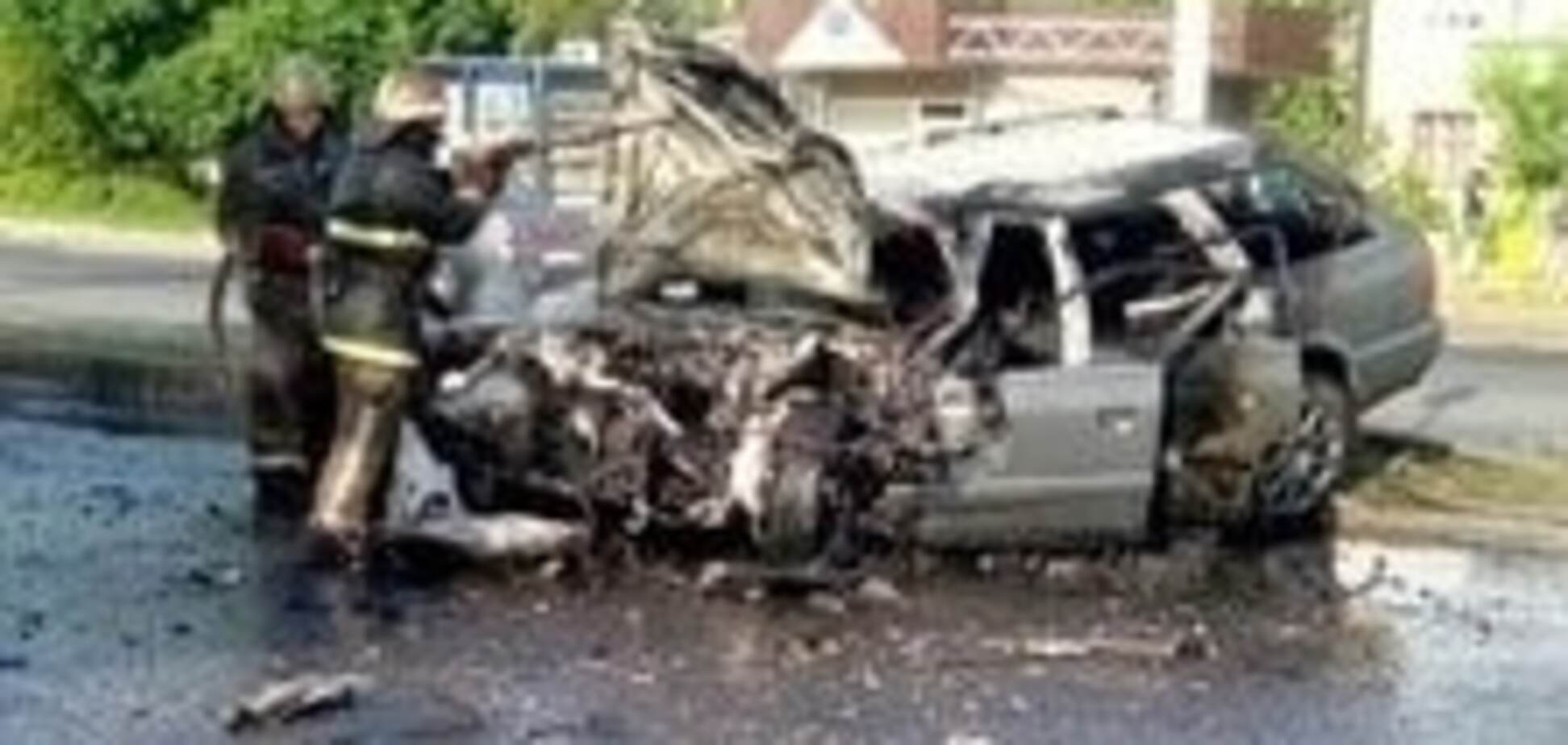 В Харькове Audi и автобус столкнулись 'лоб в лоб'. Легковушка загорелась. Фото