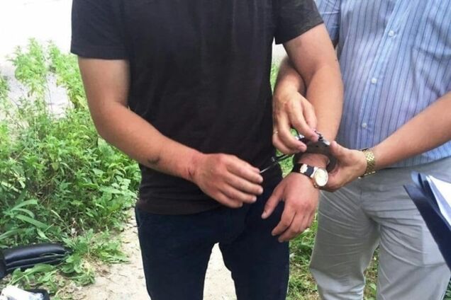 В Херсоне полицейский промышлял торговлей наркотиками