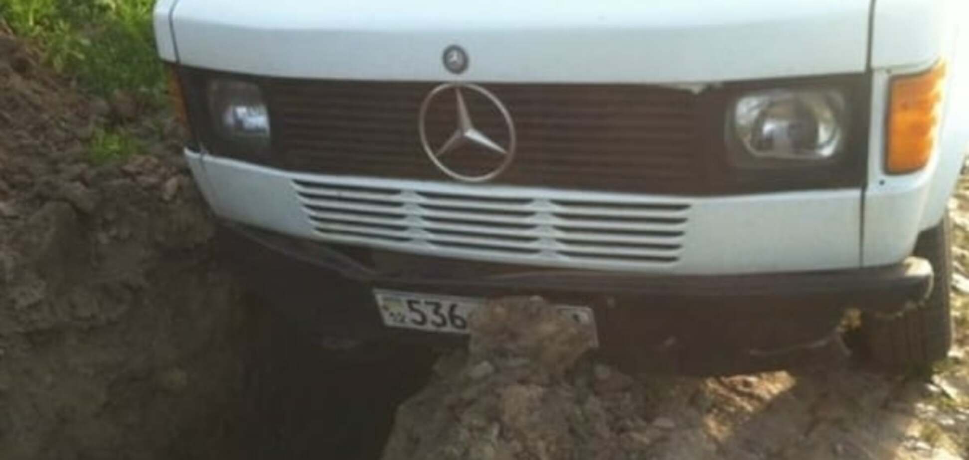 Халатность 'газовиков': на Кировоградщине 'Mercedes' провалился в яму. Фото