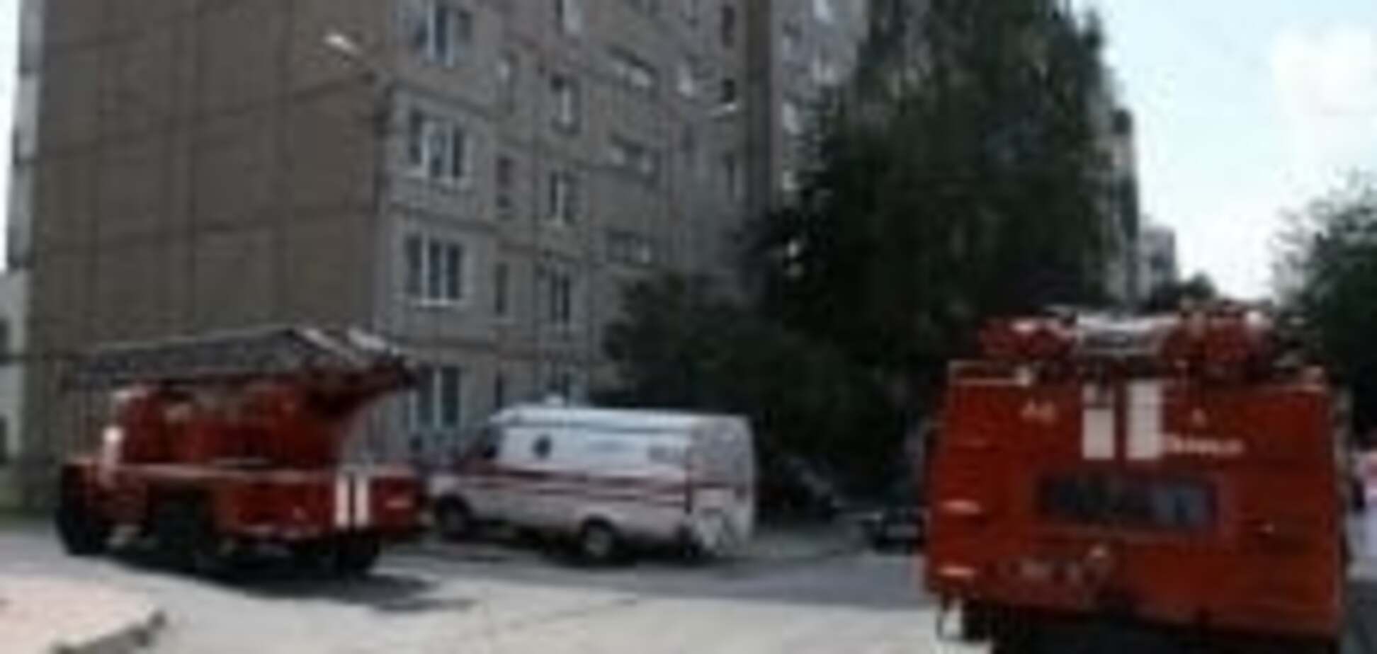 У Вінниці чоловік застряг у вікні багатоповерхівки: знадобилась допомога рятувальників. Фото