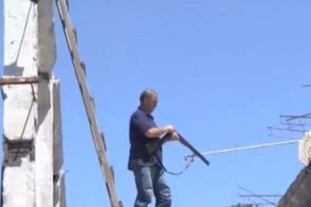 чоловік зі зброєю