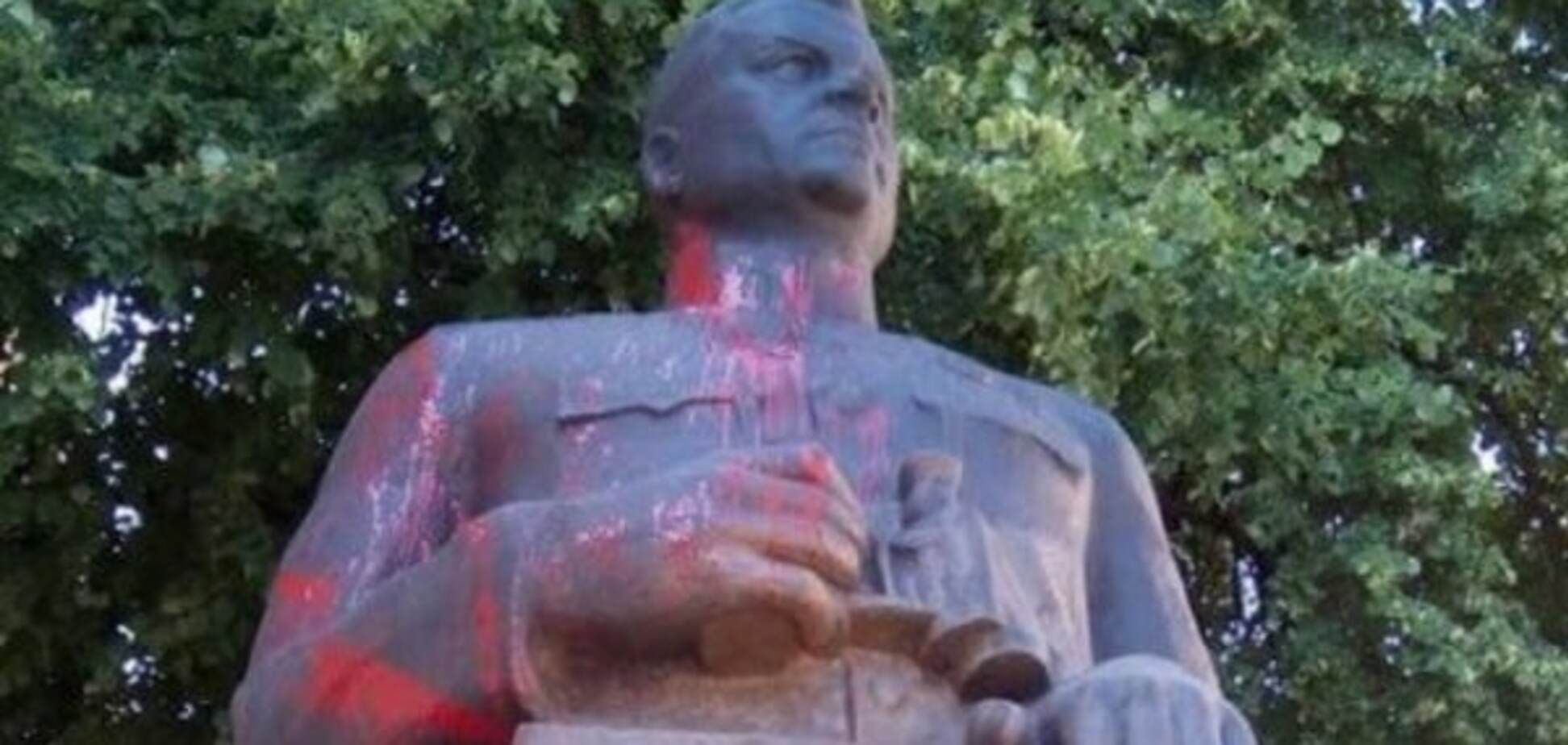 У Полтаві облили червоною фарбою пам’ятник Ватутіну