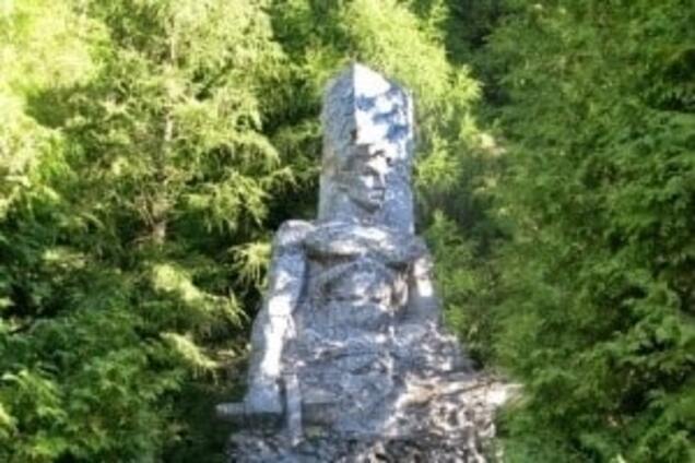Втратили вигляд: на Буковині 'декомунізують' два пам’ятники