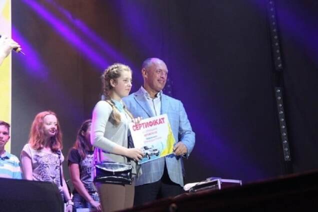 'Не поверила своим глазам': полтавская школьница выиграла иномарку на День молодежи. Фото