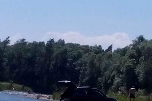 Як вуйки на джипі по річці 'розсікали': на Івано-Франківщині компанія ледь не втопила авто. Фото