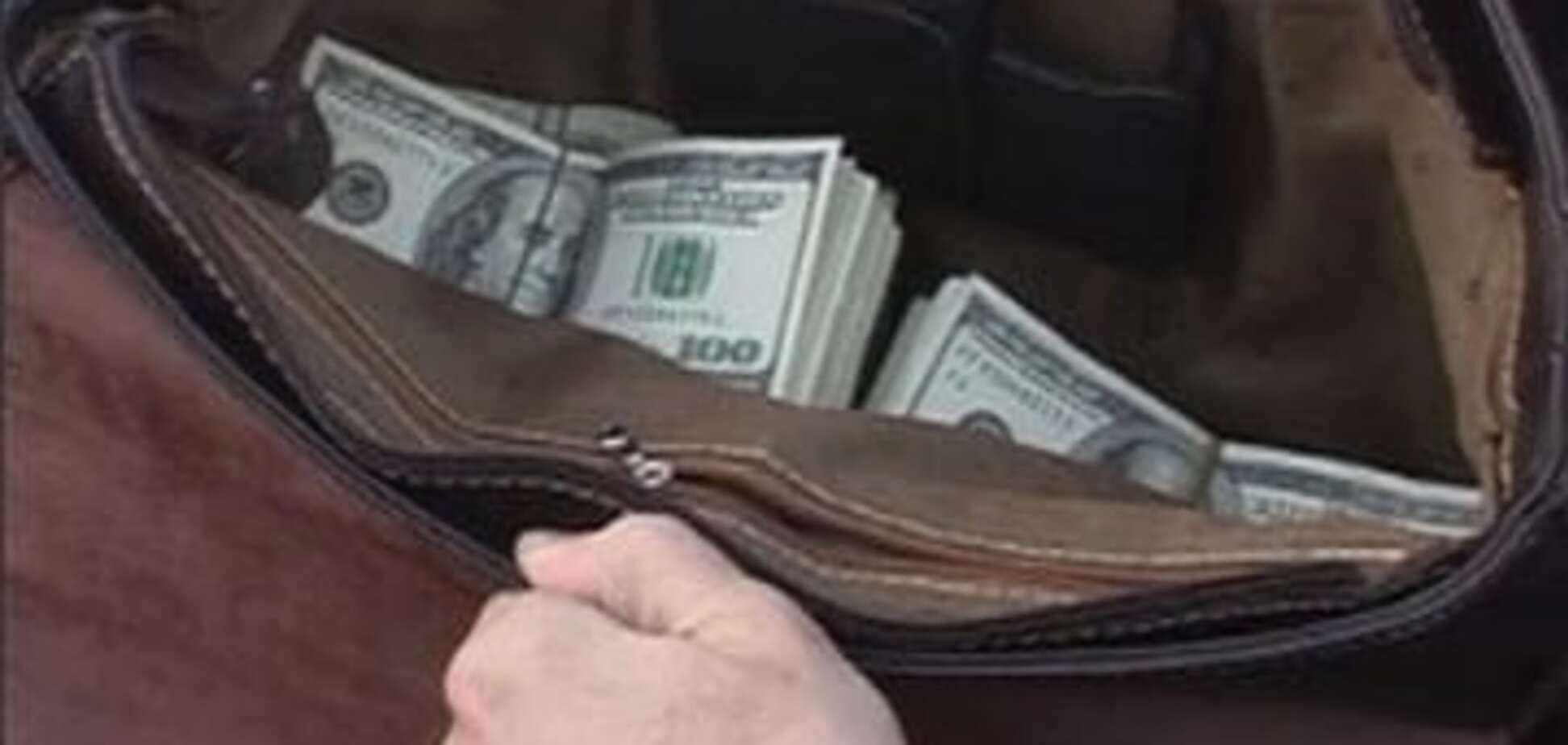 На Прикарпатті злодій викрав із джипа портфель з грошима