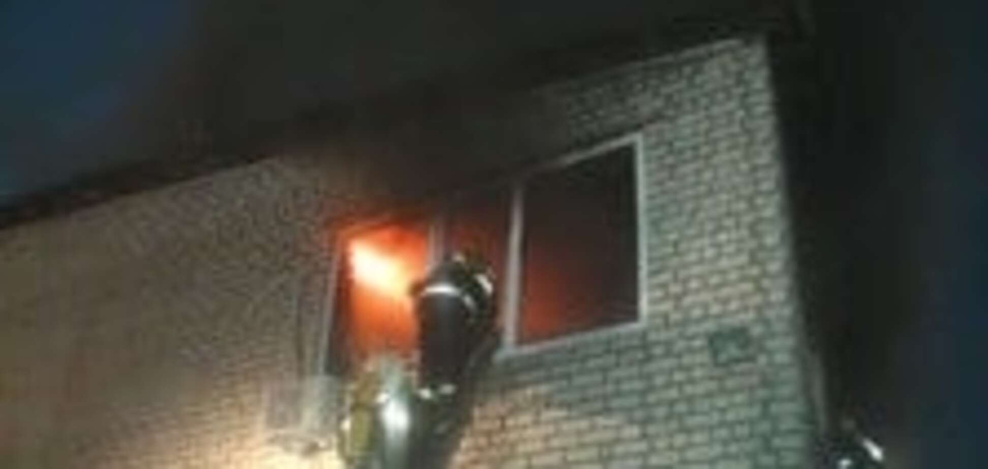 Пожар на складах: в Харькове пострадал спасатель