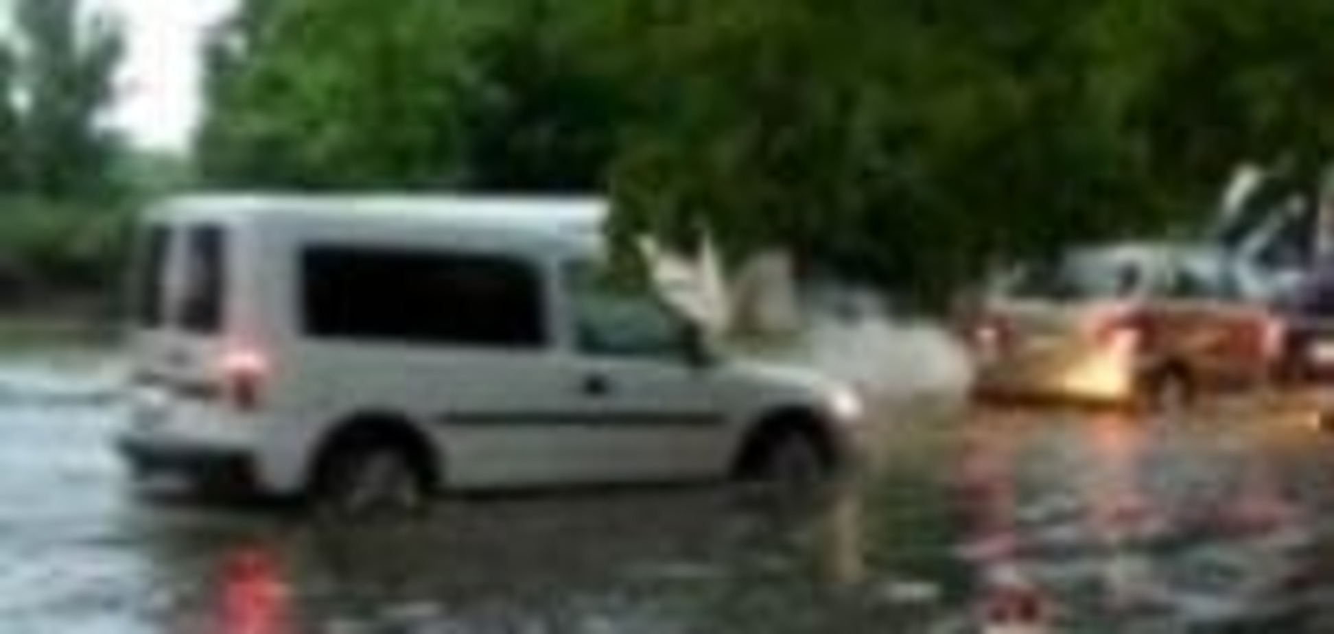 Негода у Вінниці: затоплені вулиці, зупинено рух транспорту. Фото та відео