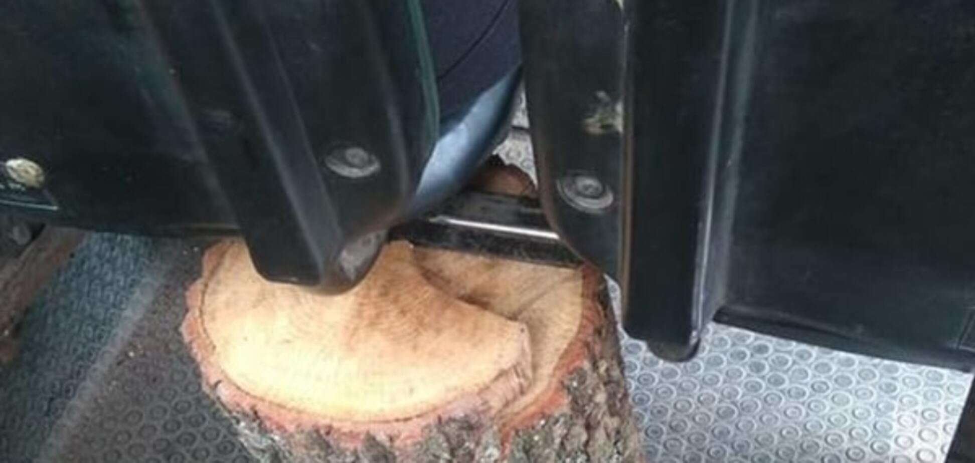 В Івано-Франківську пасажирів у маршрутці тримає шмат дерева. Фото