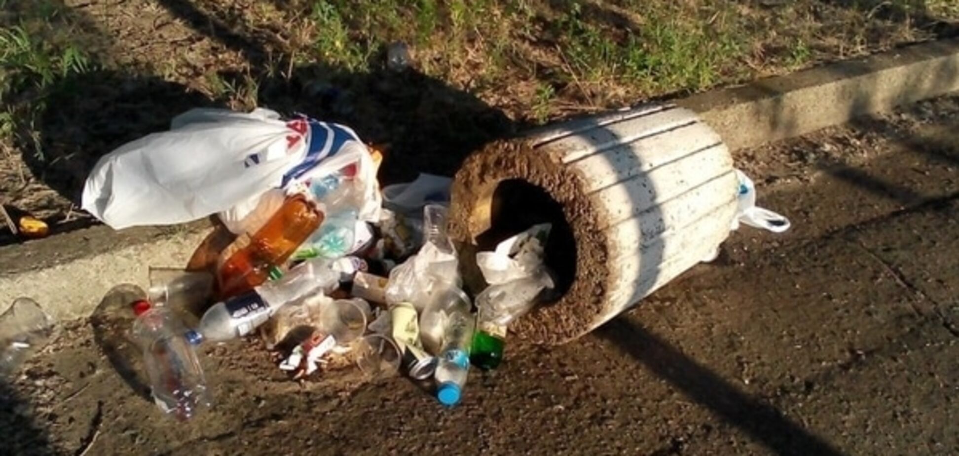 Днепр 'культурный': во время отдыха горожане забросали мусором пляжи. Фото