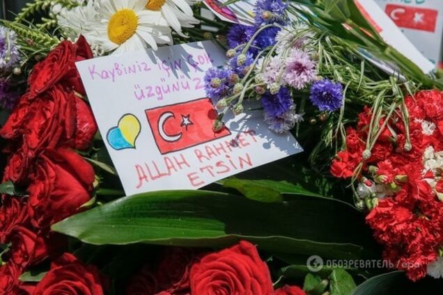 Квіти біля посольства Туреччини в Києві
