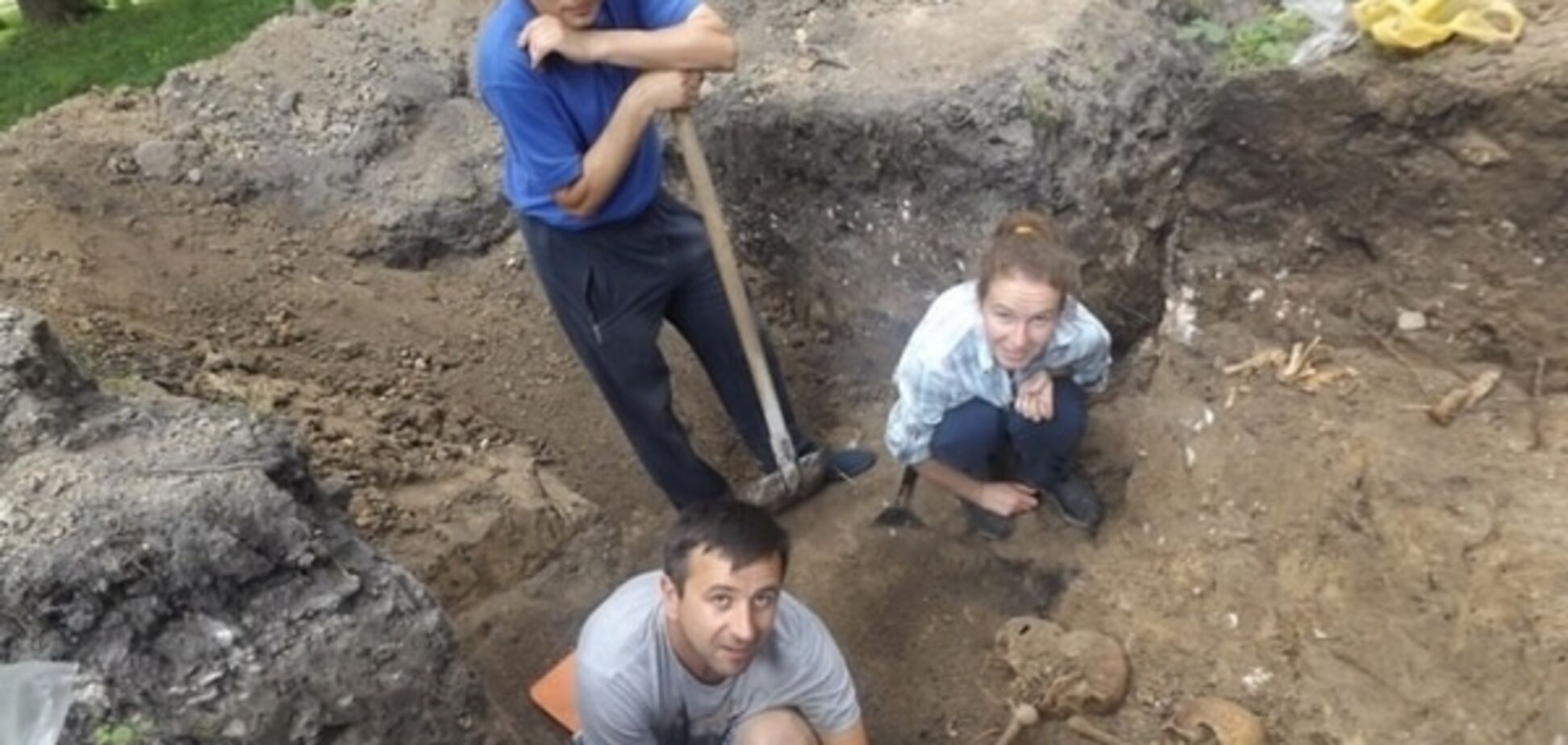 На Тернопільщині розкопали поховання 17-го століття: скелети розміщені у неприродному положенні. Фото