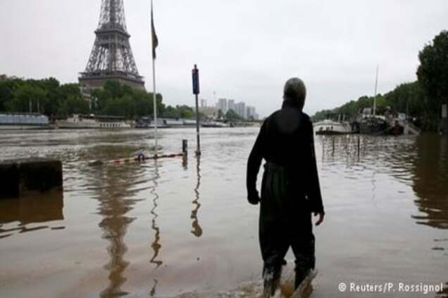 Через негоду в Парижі зачинили Лувр