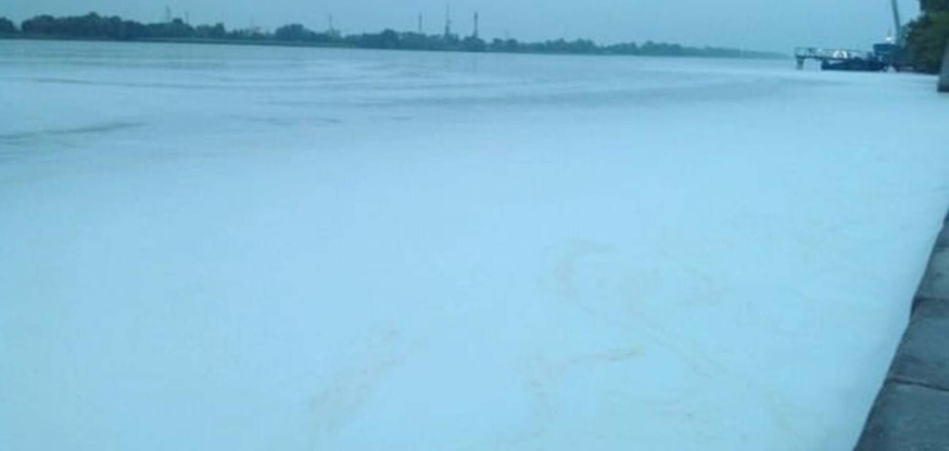 Происки Перуна: в Херсоне Днепр покрылся белой пеной. Фото
