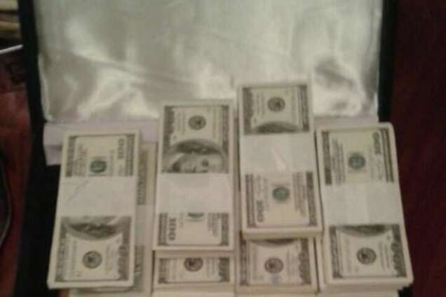 У николаевского замгубернатора при обыске нашли золото, чемодан долларов и фашистские кресты